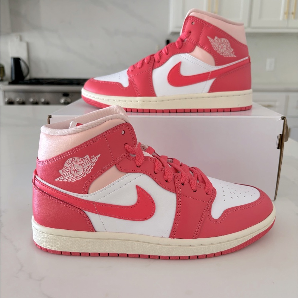 AIR JORDAN 1 MID “STRAWBERRIES AND CREAM”